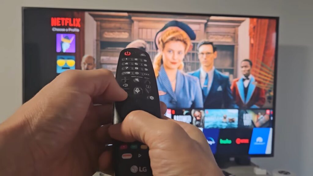 Anybody been able to get their LG Magic Remote to work with the Hue Sync  Box? I'm trying to program the colored buttons but the Sync Box isn't  picking up signals even